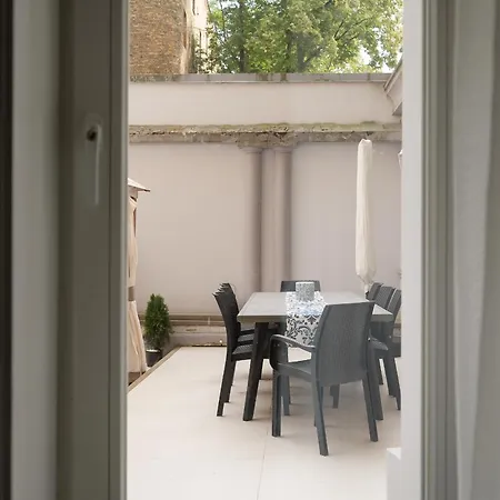 Luxury 4-bdrm With Private Terrace Lägenhet *