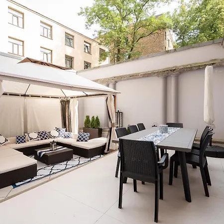 Luxury 4-bdrm With Private Terrace 公寓